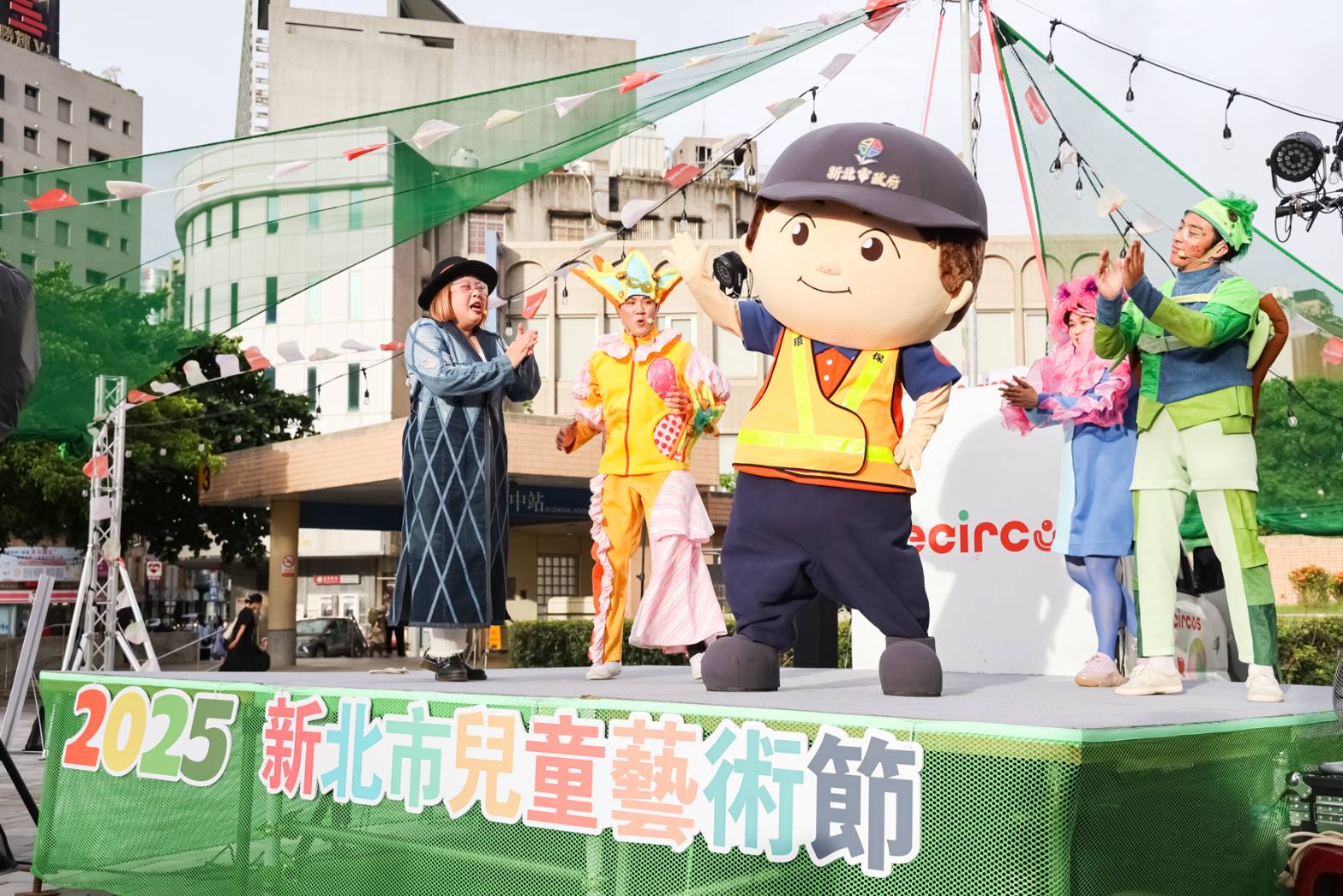 環保局宣傳大使「黃寶吉」現身帶著全場觀眾熱情參與帶動跳,更一同喊出「守護海洋 讚讚讚!」